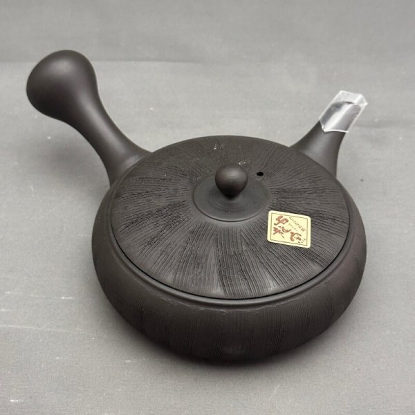 画像1: 石龍作　黒燻平型櫛目急須 (1)