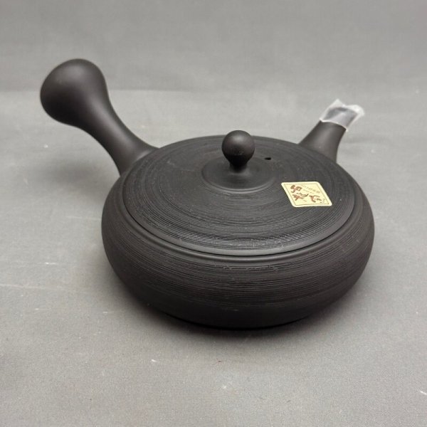 画像1: 石龍作　黒燻平型松皮急須 (1)